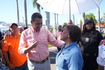 Guido-Gomez-Mazara-presidente-del-INDOTEL-y-Amparo-Custodio-alcaldesa-de-la-provincia-La-Vega-728x485