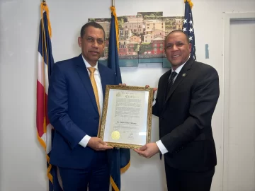 Presidente del Indotel recibe reconocimiento en Nueva York