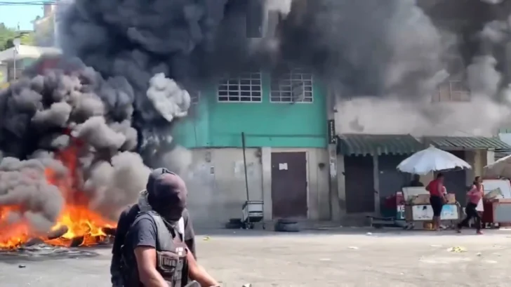 Desplazados exigen con barricadas condiciones para regresar a sus casas