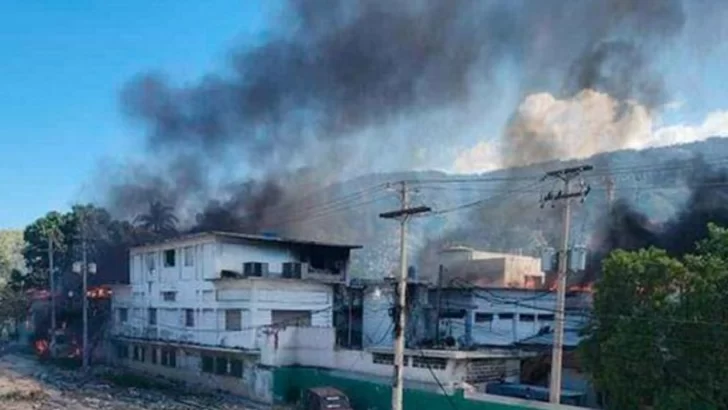 Bandas armadas incendian el principal hospital de Puerto Príncipe