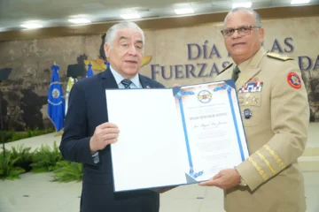 Otorgan medallas y pergaminos a diez exministros de Defensa