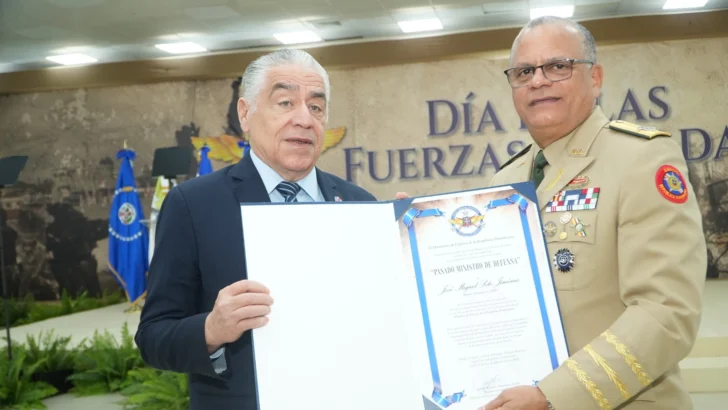 Otorgan medallas y pergaminos a diez exministros de Defensa Otorgan medallas y pergaminos a diez exministros de Defensa