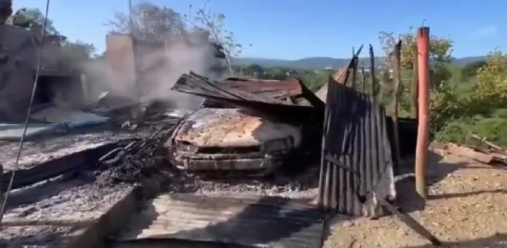 Autoridades investigan incendio en casa donde murieron dos personas