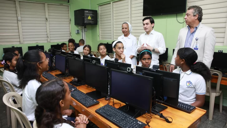 INDOTEL inaugura laboratorio informático en escuela Cristo Rey para 500 estudiantes