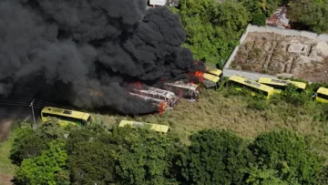 Incendio afecta depósito de autobuses de Caribe Tours en la Autopista de las Américas