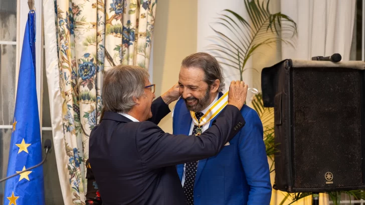 España impone a Juan Luis Guerra Encomienda de la Real Orden de Isabel la Católica