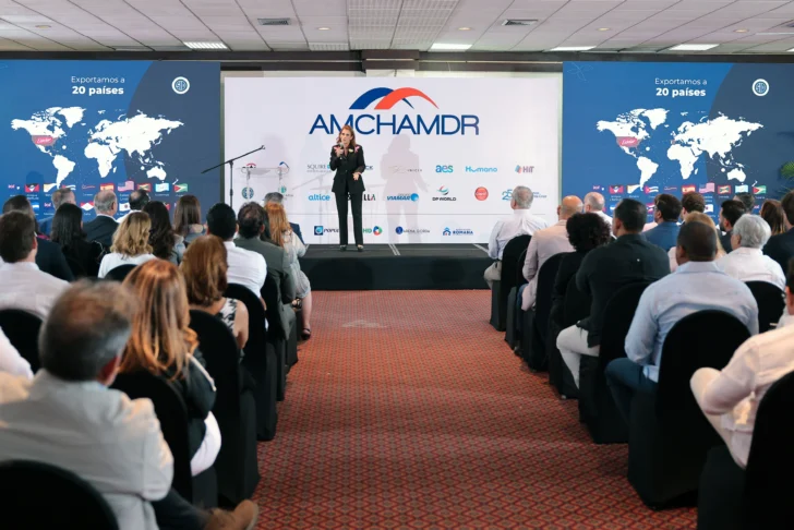 Ligia-Bonetti-presidenta-ejecutiva-de-Grupo-SID-en-el-Encuentro-Empresarial-AMCHAMDR-2025-728x486