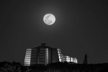 Luna-sobre-faro-a-Colon-ByN_edit