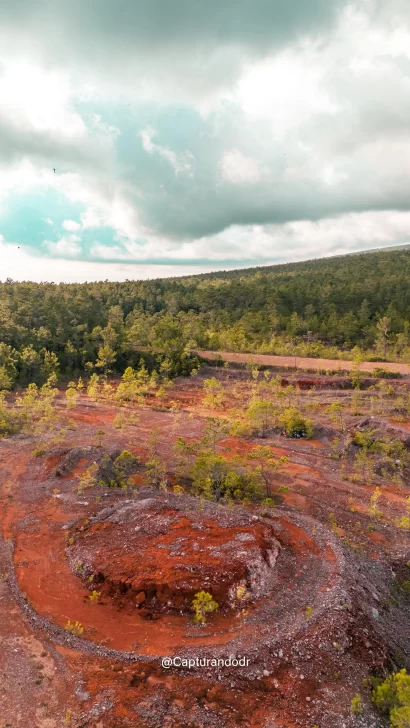 Mina-de-bauxita-en-Aceitillar-parque-nacional-Sierra-de-Baoruco.-Foto-Edward-Adames.-410x728