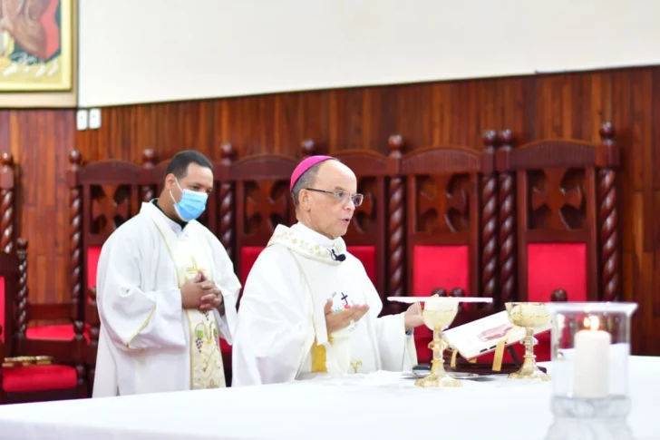 Monsenor-Alfredo-de-la-Cruz-obispo-de-la-Diocesis-de-San-Francisco-de-Macoris-en-la-actividad-religiosa-celebrada-este-jueves-728x485