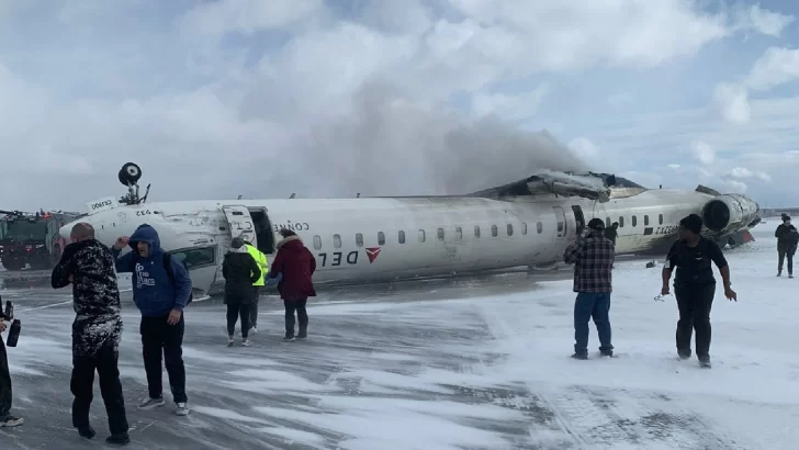 Tres heridos críticos, incluido un niño, en el accidente de un avión en Toronto