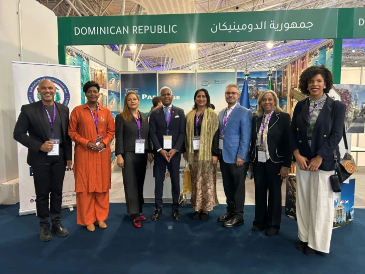 Periodistas-dominicanos-junto-al-embajador-Rodriguez-Duran-en-la-Feria-Saudi-Travel-Market-728x546