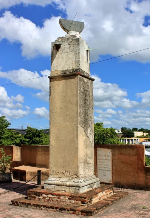 Plazoleta-del-Reloj-del-Sol-frente-al-Museo-de-las-Casas-Reales-503x728