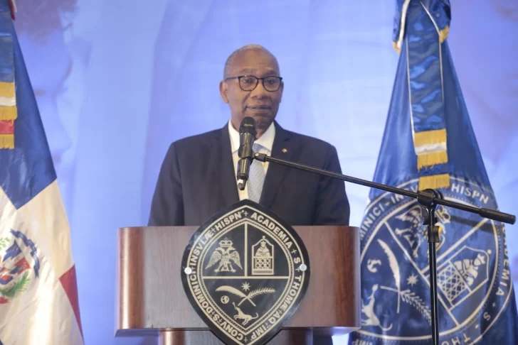 El rector de la UASD, maestro Editrudis Beltrán se dirige a los presentes en la apertura de la primera cohorte del Diplomado por Inducción para Docentes en el Enfoque por Competencias, celebrada en el aula magna de esa academia.