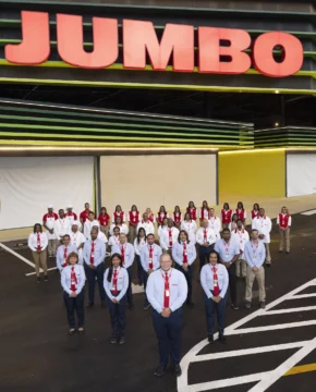 Secundaria-Colaboradores-en-la-fachada-de-Jumbo-Patio-Embajada-586x728