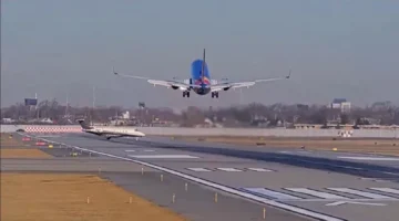 Un Boeing 737 evita por poco una colisión con otro avión en un aeropuerto de Chicago