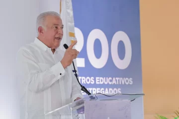 Ministro Bautista inaugura escuela básica Las Bahamas