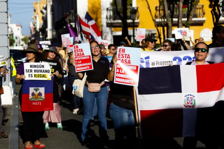 Dominicanos y haitianos protestan en Puerto Rico contra la política migratoria de Donald Trump