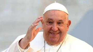 El papa Francisco pide que recen por él en un mensaje desde el hospital donde se recupera de una crisis respiratoria