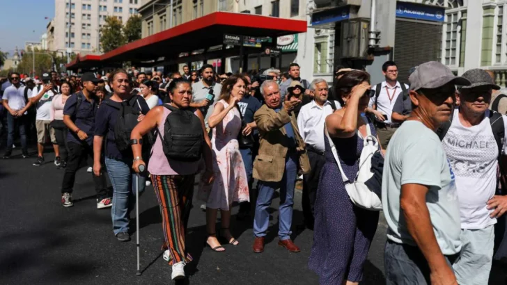 La electricidad empieza a regresar a Chile tras el apagón masivo que obligó al gobierno a declarar el estado de excepción y un toque de queda