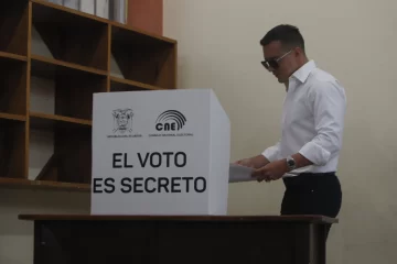 El presidente Noboa vota sin hacer declaraciones; esperará en Quito el resultado electoral