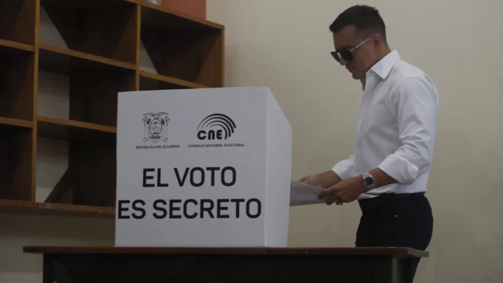 El presidente Noboa vota sin hacer declaraciones; esperará en Quito el resultado electoral