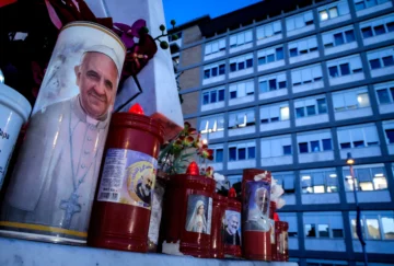 El papa sufre un 'repentino' empeoramiento respiratorio tras una crisis de broncospasmo