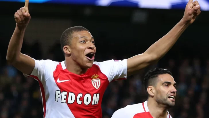 Mbappé juega hoy en el estadio donde se presentó al mundo