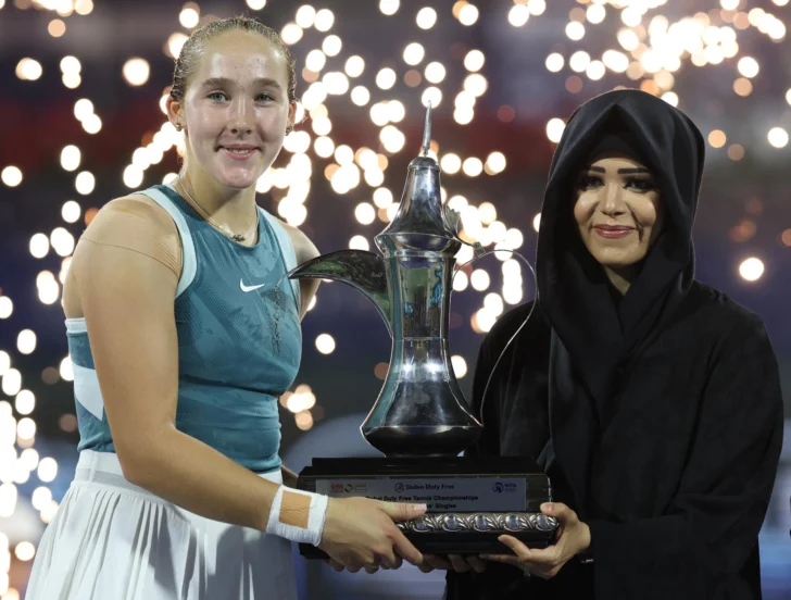 Rusa de 17 años gana en Dubái su primer WTA 1000 y entra al 'top ten' mundial