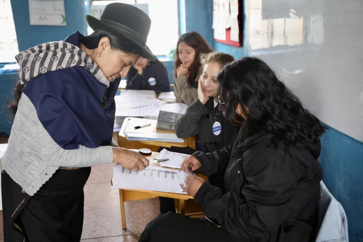 Candidatos de Ecuador acusan al Consejo Electoral de trato 'favorable' hacia Noboa