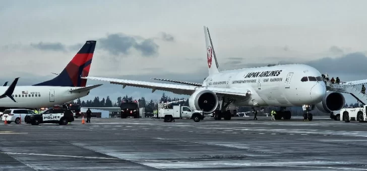 Avión de Japan Airlines choca contra la cola de uno de Delta Airlines en el aeropuerto de Seattle