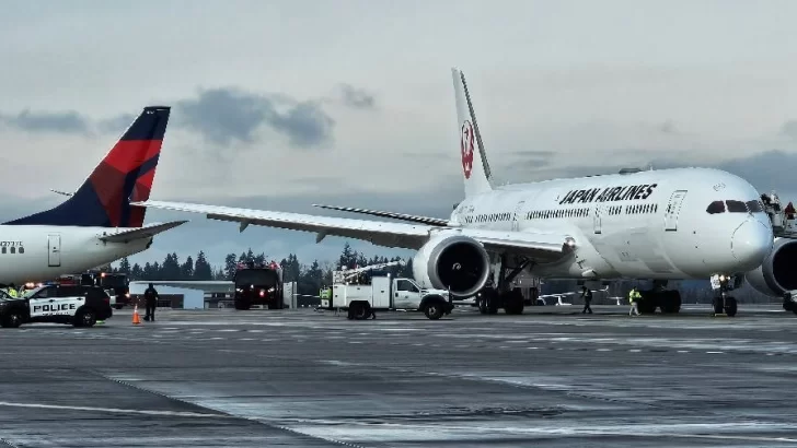 Avión de Japan Airlines choca contra la cola de uno de Delta Airlines en el aeropuerto de Seattle