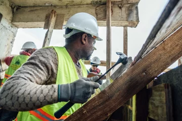 Realizan demolición de edificio en Herrera por incumplir normas