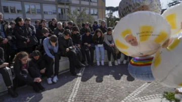 En imágenes: los católicos rezan por el papa Francisco mientras permanece en estado crítico