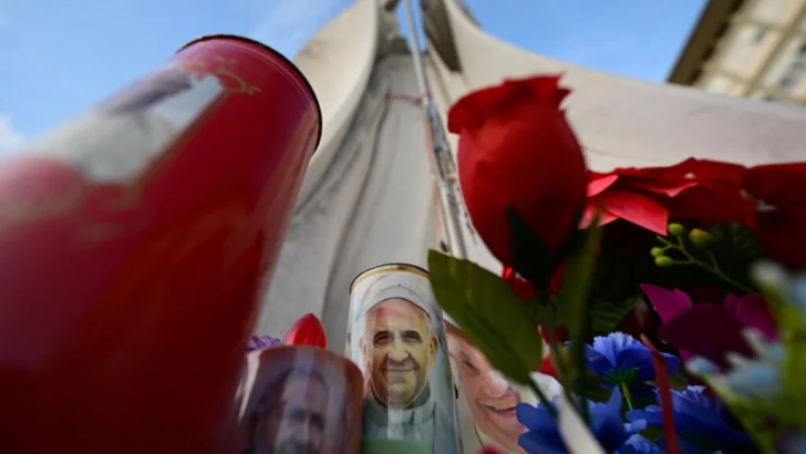 Papa Francisco: sin crisis respiratorias hoy, pero bajo pronóstico reservado todavía