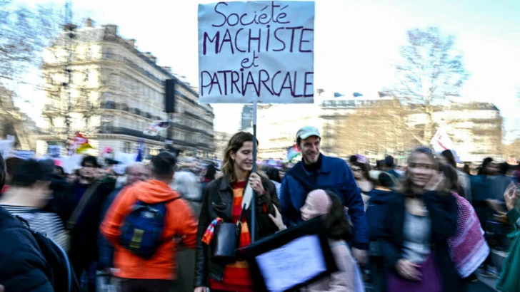 Manifestación en París para exigir igualdad entre hombres y mujeres