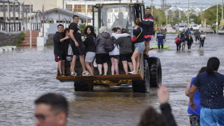 Aumentan a 13 los muertos por temporal en ciudad portuaria argentina