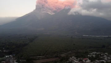 Guatemala: miles de personas bajo alerta por la erupción del volcán de Fuego que baja intensidad