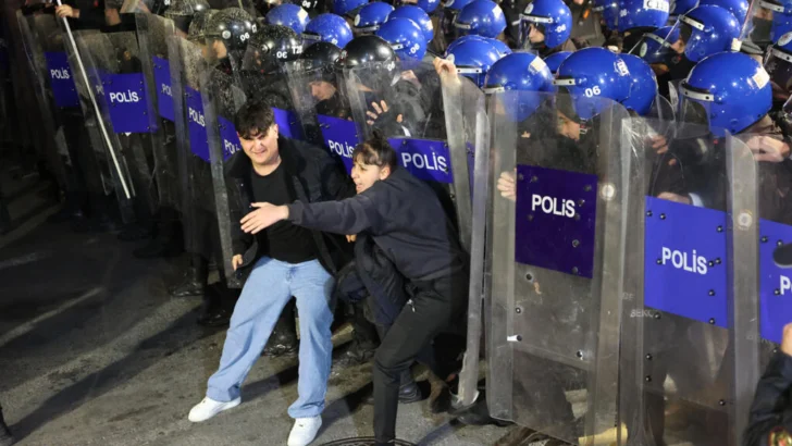 Cientos de detenidos en protestas contra el arresto del alcalde de Estambul, rival político de Erdogan