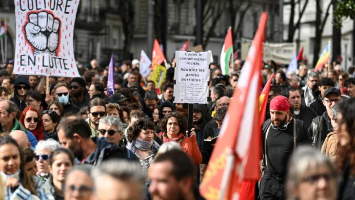 Decenas de miles de personas protestan en Francia contra el racismo y la extrema derecha