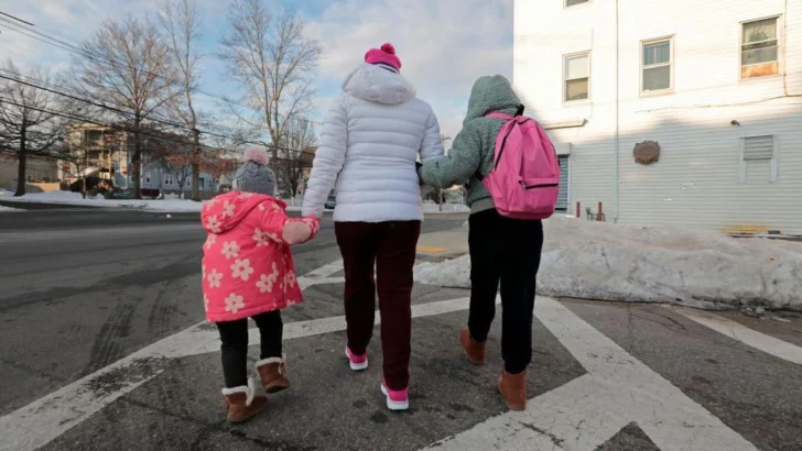 'Mando a mi hijo a la escuela con una copia del pasaporte en la mochila y un contacto de emergencia por si me deportan'