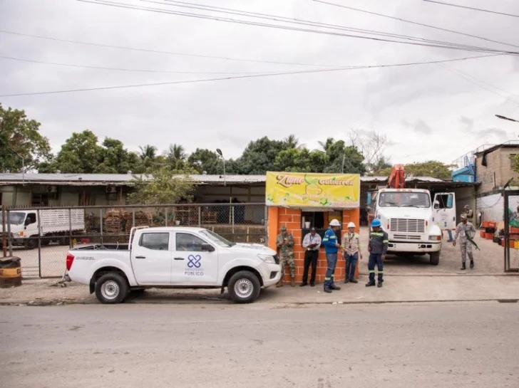 Desmantelan conexión ilegal en empresa de jugos en SDN