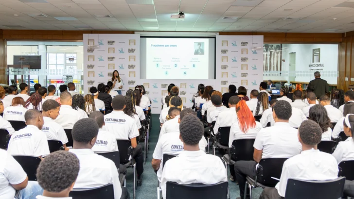 Superintendencia de Bancos impulsa la educación financiera en los jóvenes Superintendencia de Bancos impulsa la educación financiera en los jóvenes