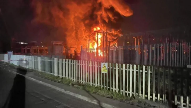 Caos por el cierre del aeropuerto de Heathrow en Londres, el de más tráfico en Europa, debido a un incendio