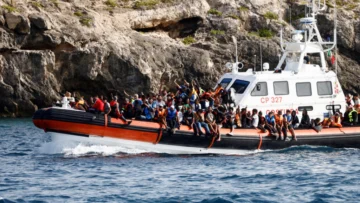 Al menos seis migrantes muertos y 40 desaparecidos en naufragio frente a isla italiana de Lampedusa