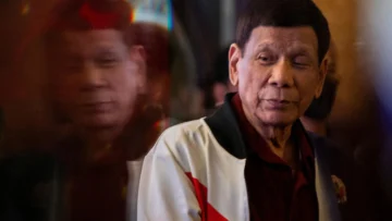 El expresidente filipino Rodrigo Duterte es detenido a su llegada a Manila tras una orden de la CPI