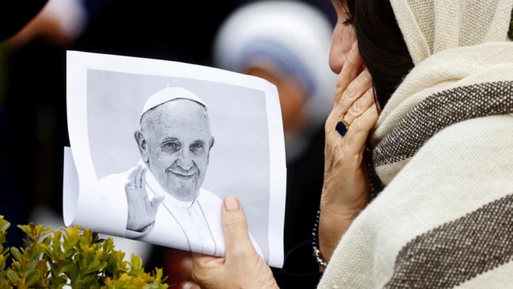 El papa Francisco consolida su mejoría y su pronóstico ya no es reservado