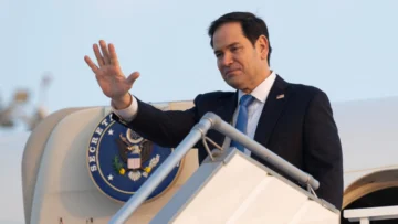 EE. UU. hablará hoy con Rusia sobre posible tregua: Rubio; Washington reanuda ayuda militar a Kiev