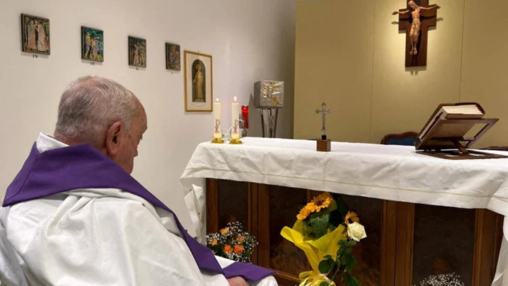 El Vaticano publica la primera foto del papa tras su hospitalización