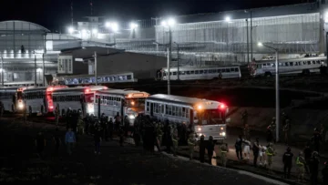 Cecot: la megacárcel salvadoreña que recibe a más de 200 deportados del Tren de Aragua bajo orden de Trump